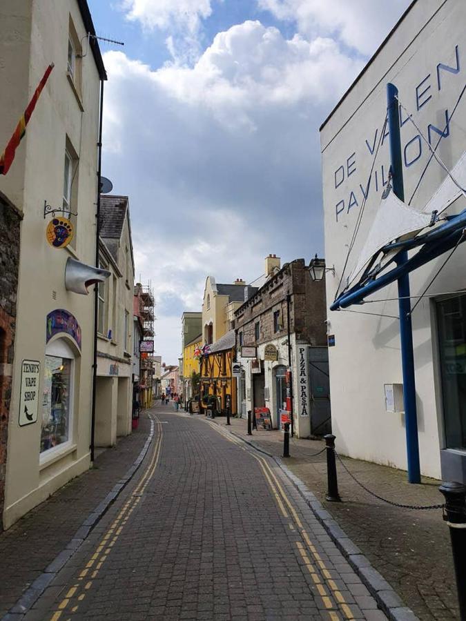 Stylish Flat In Central Tenby & Free Parking Exterior photo